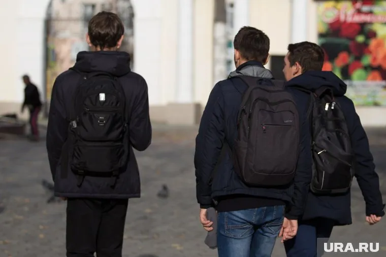 Один из парней начал стрелять в воздух