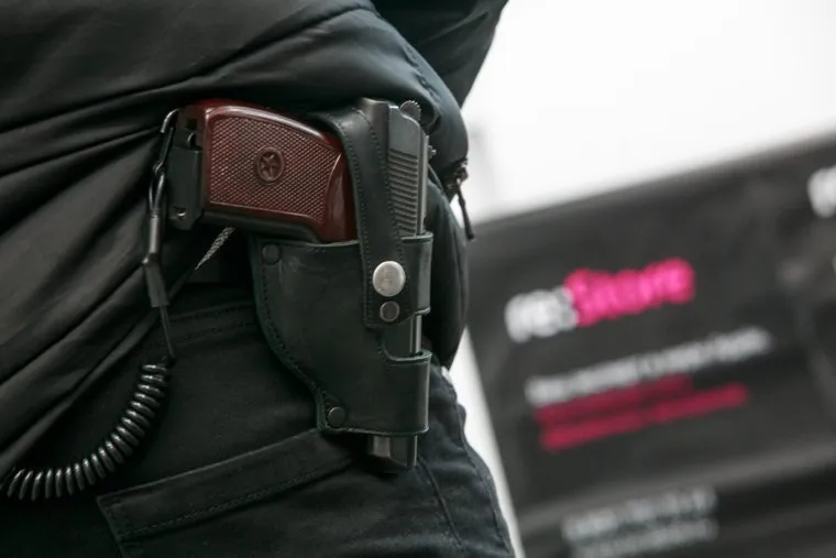 Старт продаж Apple IPhoneX в re:Store на Тверской, 27. Москва , пистолет, макаров, кобура, restore, фирменный магазин