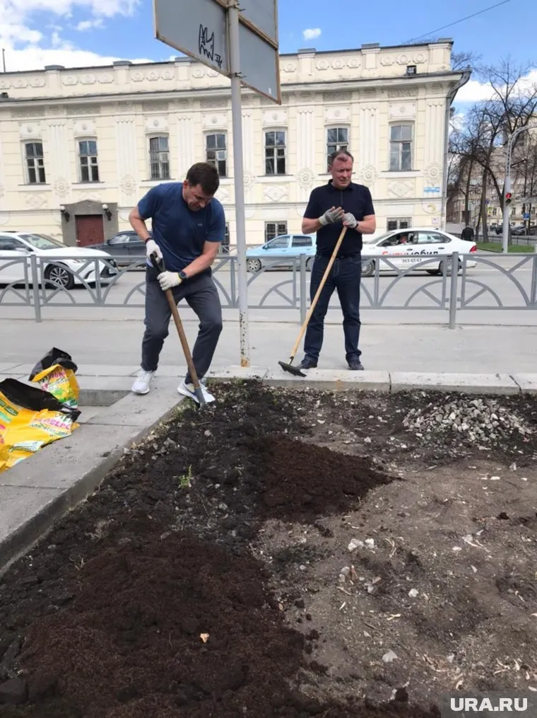 Евгений Куйвашев (слева) и Алексей Орлов (справа) прибрались у входа в Литературный квартал