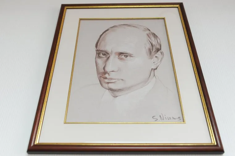 Глава Челябинска Евгений Тефтелев повесил портрет Владимира Путина, написанный Никасом Сафроновым, в своем рабочем кабинете. Челябинск, портрет путина