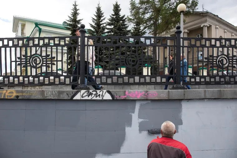 Набережную реки Исеть перекрашивают в серый цвет. Екатеринбург