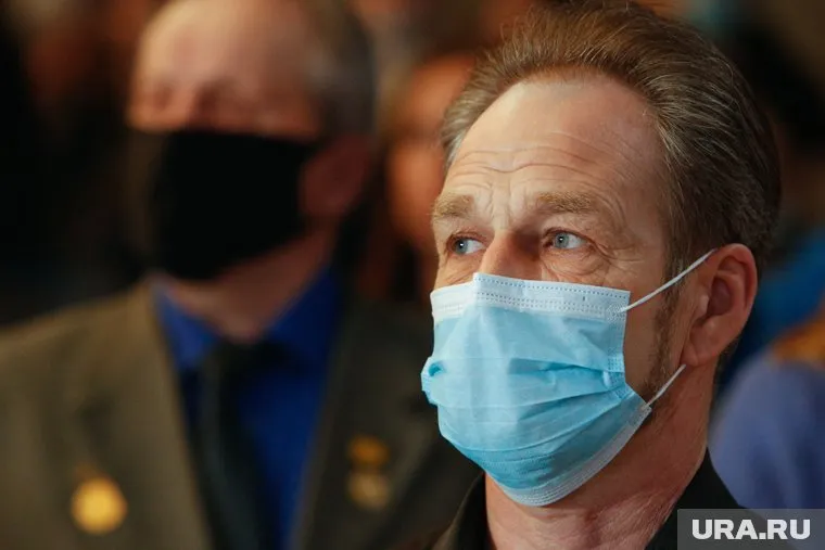 В Роспотребнадзоре отметили, что новый вариант «Омикрона» легче передается от человека к человеку