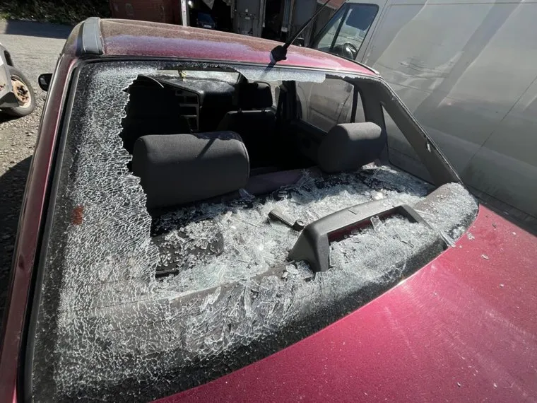 Женщина разбила машину камнем
