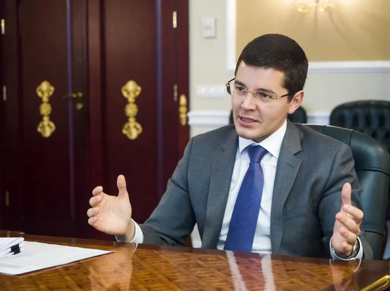 Интервью с врио губернатора ЯНАО Дмитрием Артюховым. Салехард, артюхов дмитрий, жест двумя руками