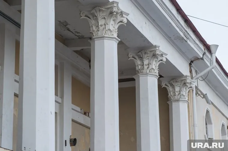 Колонны являются частью декора перед главным входом в коттедж (архивное фото)