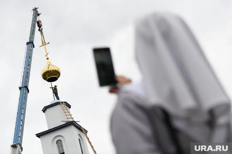 Освящение купола с крестом Свято-Елисеевской обители милосердия. Екатеринбург