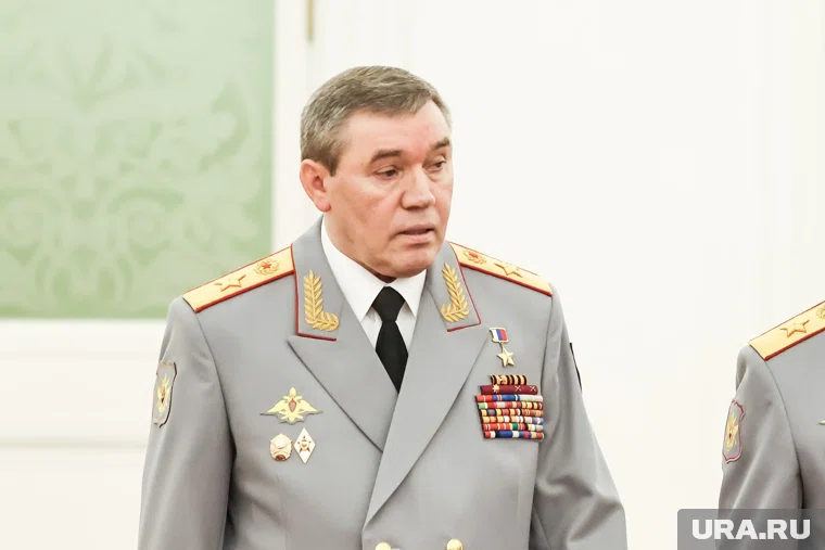 Герасимов доложил Путину о поражении пяти аэродромов ВСУ и объектов ТЭК