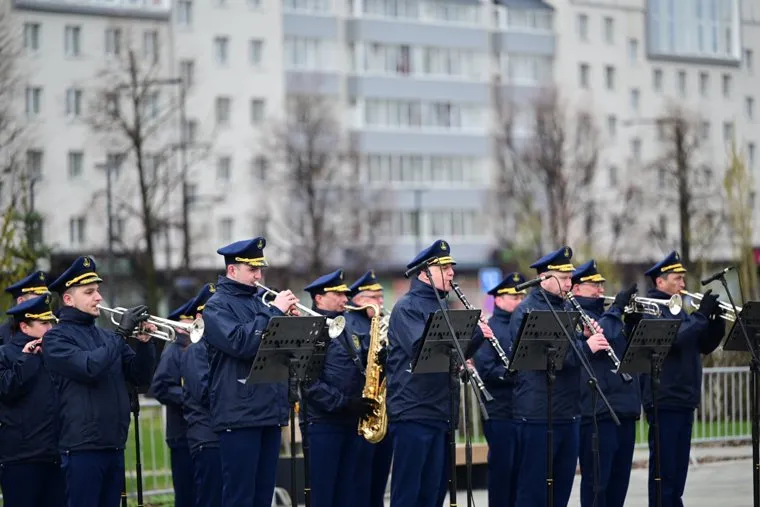Церемония возложения цветов к монументу «Героям фронта и тыла» в центральном квартале городской эспланады. Пермь
