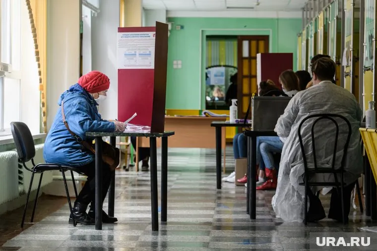 В Свердловской области на участки для голосования по внесению изменений в Конституцию за пять дней пришло 32% избирателей