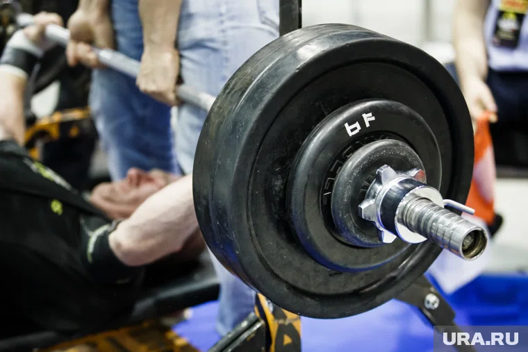 Спортсмен побил личный рекорд, подняв 220 килограммов
