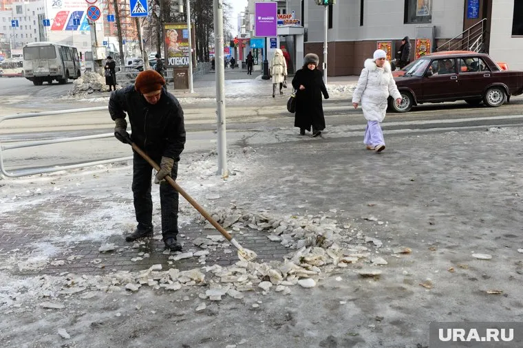 Улицы города убирают и днем, и ночью