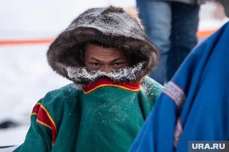 Сэротэтто сел на снег у рамки на входе к мероприятию и начал продавать строганину