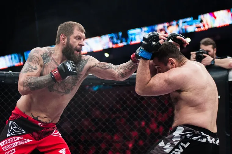 Турнир по смешанным единоборствам RCC2: Russian Cagefighting Championship в КРК "Уралец". Екатеринбург