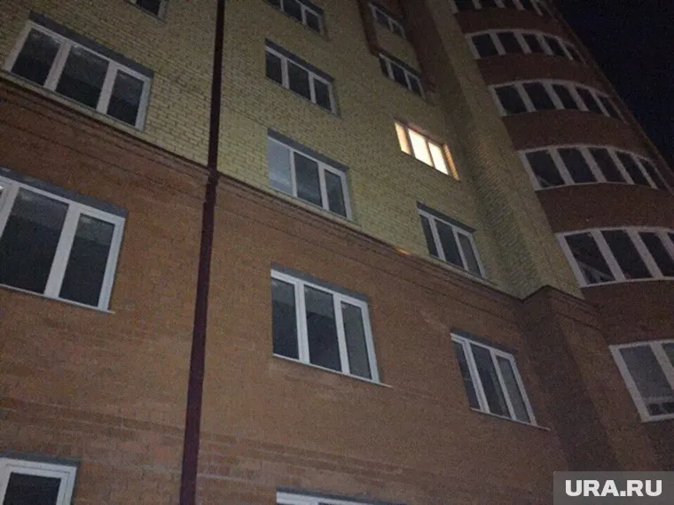 Мужчина выпал из окна третьего этажа