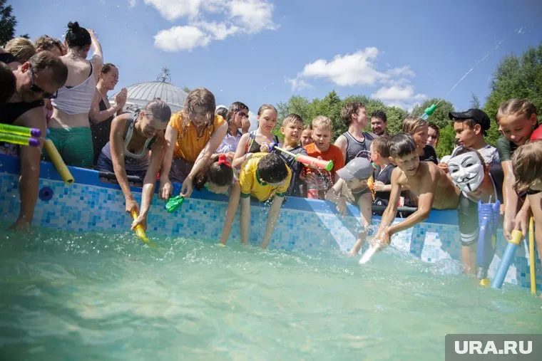 Родители стараются отправлять школьников в детские лагеря на побережье Черного моря