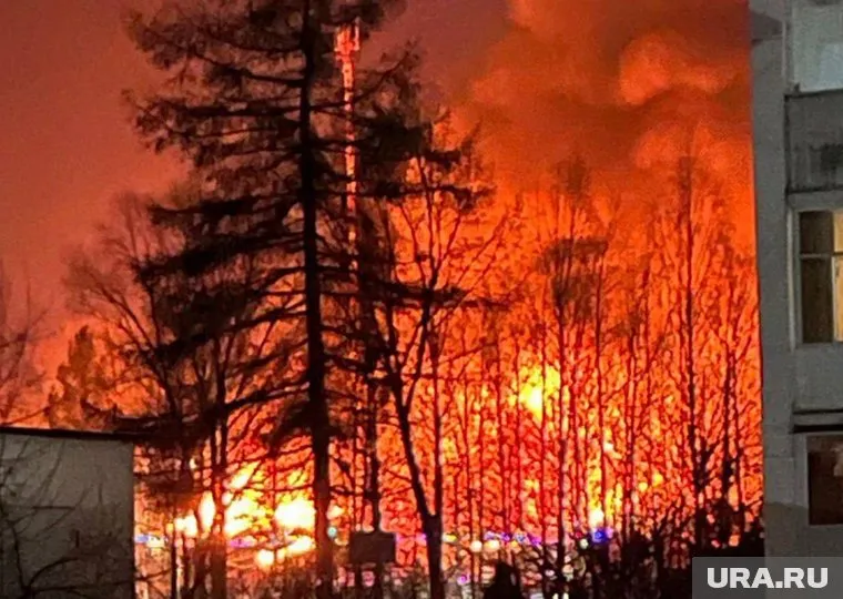 Рядом с пожаром находится вышка связи с газопровод