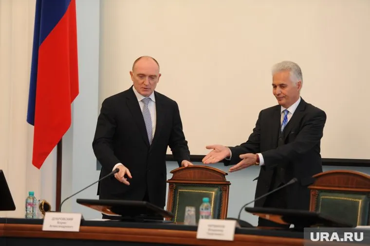 Владимир Литвинов (справа) оставил пост заместителя губернатора в ЗВУ