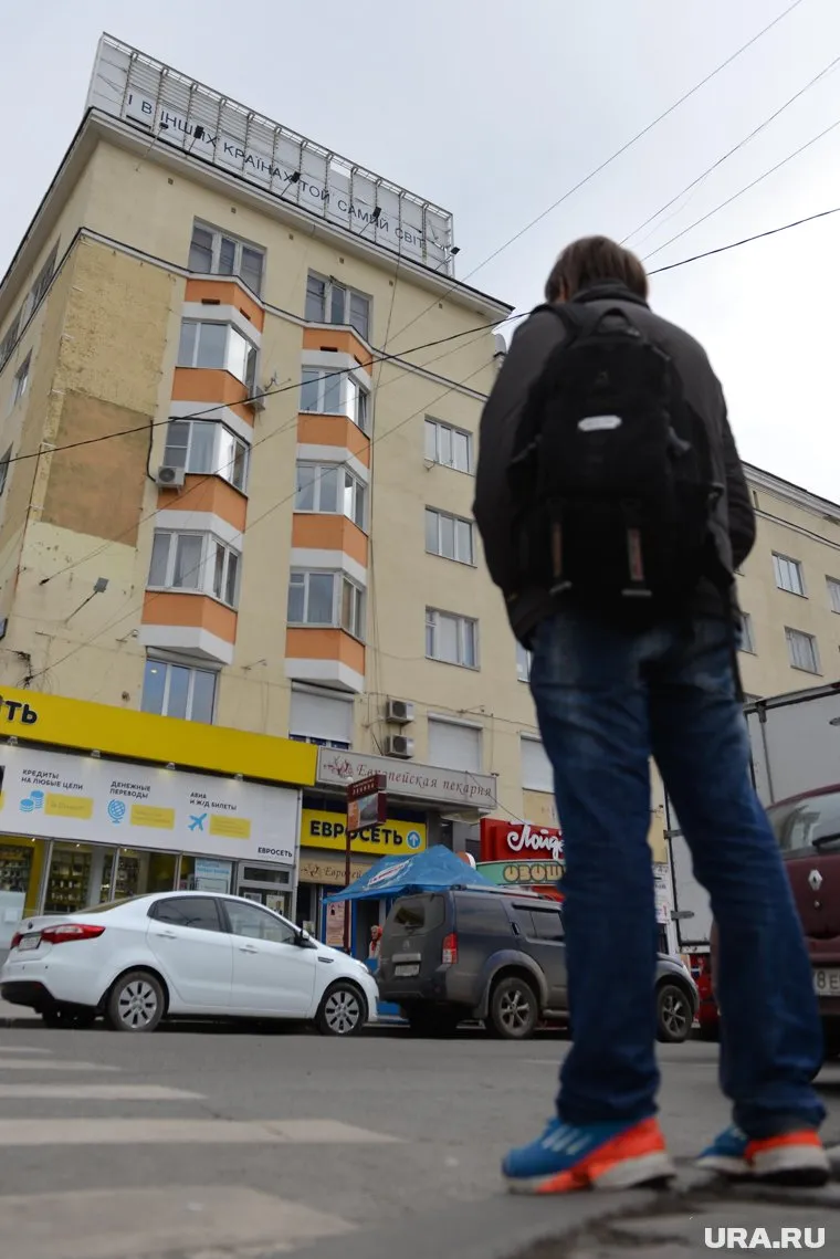 Уличный художник участвовал в акции в поддержку блогера Алексея Навального