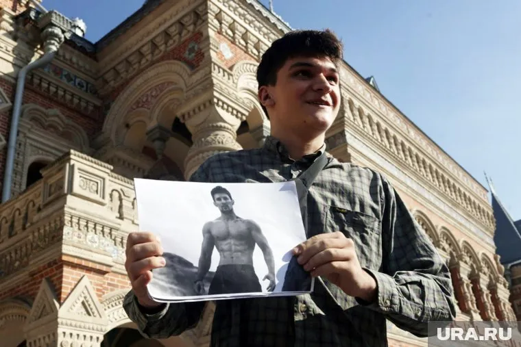 Россияне пришли поддержать Павла Дурова к посольству Франции в Москве