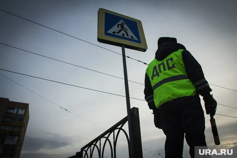 Сотрудники ГИБДД проверяют обстоятельства аварии