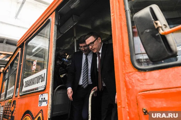 Совсем недавно Александр Павлюченко (слева) докладывал губернатору Алексею Текслеру (справа) о будущем электротранпорта в Челябибинске