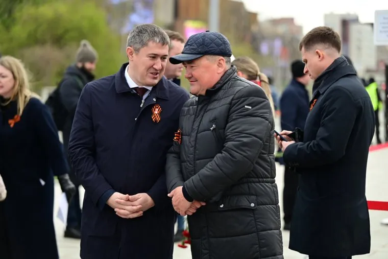 Церемония возложения цветов к монументу «Героям фронта и тыла» в центральном квартале городской эспланады. Пермь