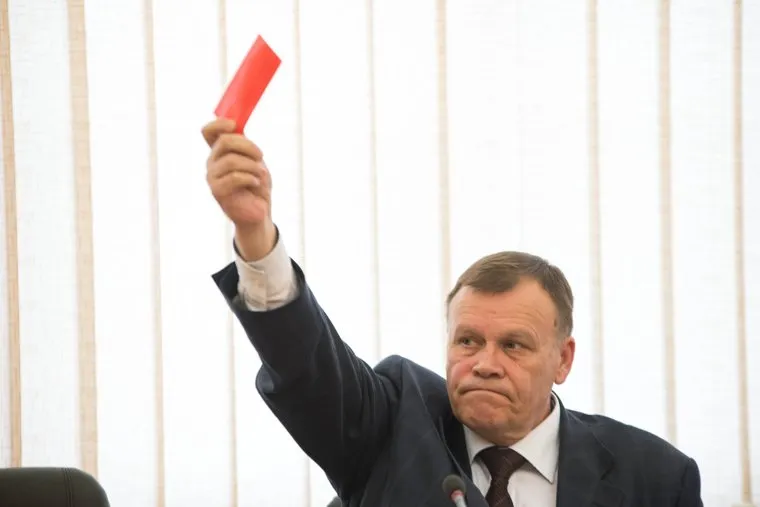 Александр Якоб отчитывается перед гордумой Екатеринбурга за 2013 год., крицкий владимир, мандат, красная карточка