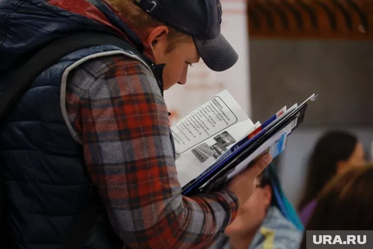 Работать в России стало гораздо привлекательнее из-за повышения зарплат и улучшения условий труда, рассказал научный сотрудник ИНП РАН