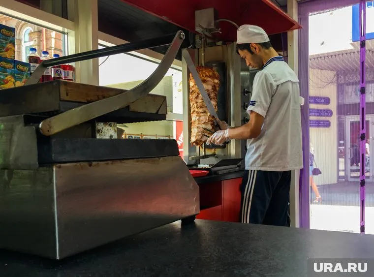 Югорские бизнесмены начали распродавать ларьки и павильоны с шаурмой