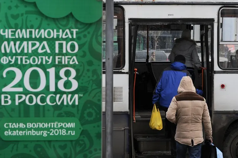 Грэм Филлипс в Екатеринбурге, автобусная остановка, общественный транспорт, чм-2018, fifa world cup, чемпионат мира по футболу, остановка транспорта, fifa2018