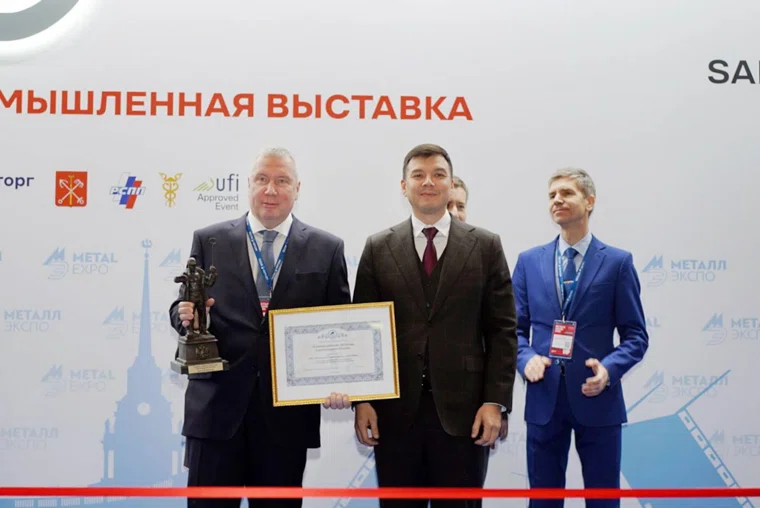 Награду гендиректору ПАО «ММК» Павлу Шиляеву (слева) вручил замминистра промышленности РФ Михаил Юрин (справа)