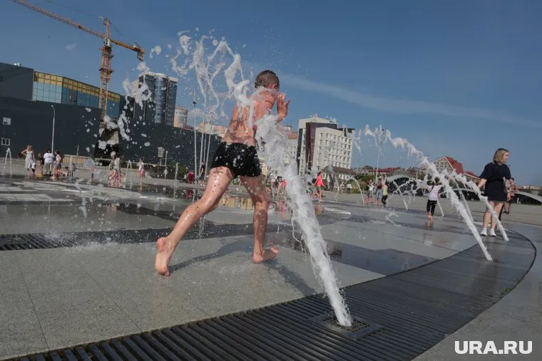 Дети бегают босиком по фонтану (архивное фото) 