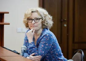 Суд отправил одну из сестер Камшиловых в СИЗО за нарушение домашнего ареста. Фото, видео