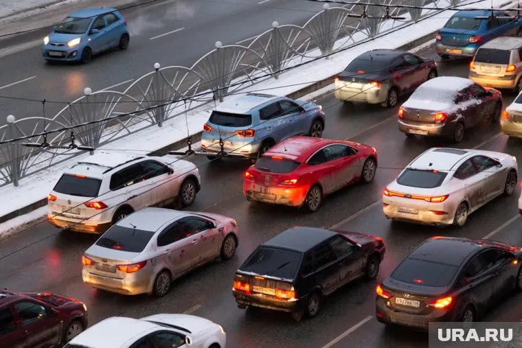 Город встал в 9-балльные пробки