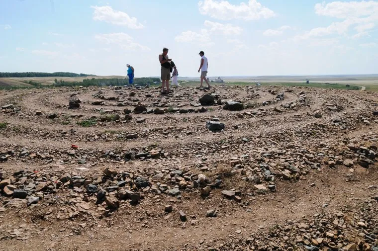 Аркаим. Архивные кадры 2010 года. Челябинская область, аркаим, спирали выложенные туристами