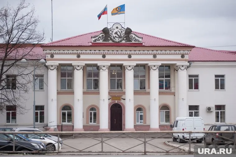 Многодетный депутат Белоярского ГО добился выделения ему земли на улице, где стоит ратуша