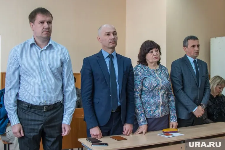 Алексей Богомолов (слева) отправится в колонию-поселение