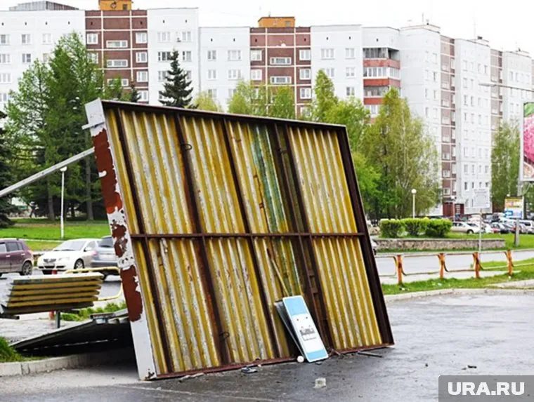 Ураган снес остановку в Озерске