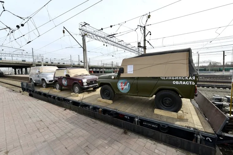 Из Челябинской области отправили два УАЗа и Ниву