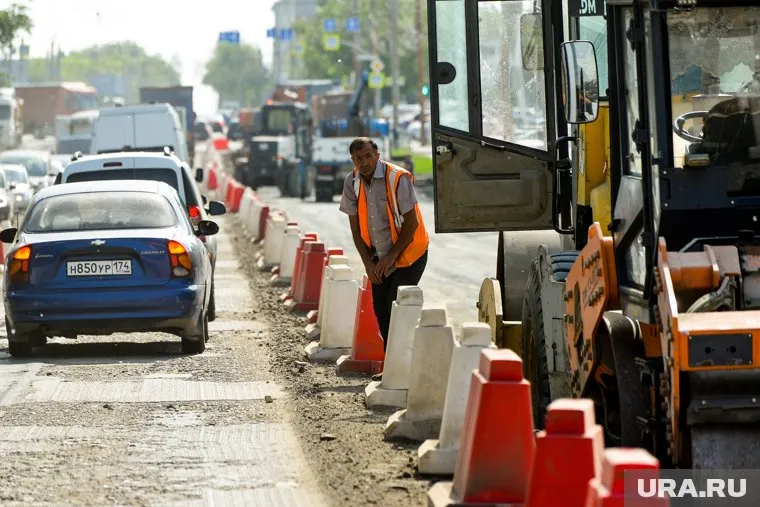 Жители улицы Магистральной в Югорске считают, что строительство дороги стало причиной отключения горячей воды