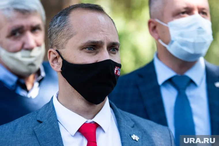 Сейчас Роман Кравченко находится на больничном, сообщает источник