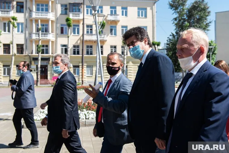 Роман Кравченко (справа от Высокинского) и Алексей Говоруха (слева от мэра) лишись квартальных премий