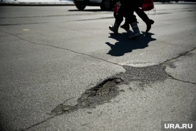 Женщина переходила дорогу в неположенном месте
