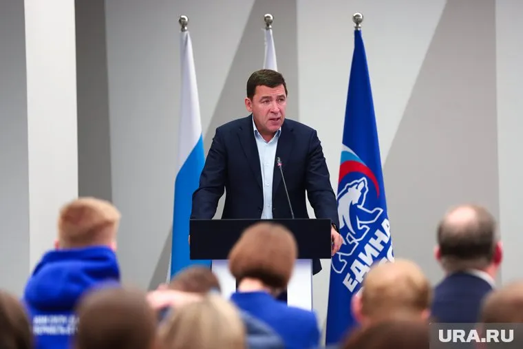 На столе у Евгения Куйвашева несколько сценариев