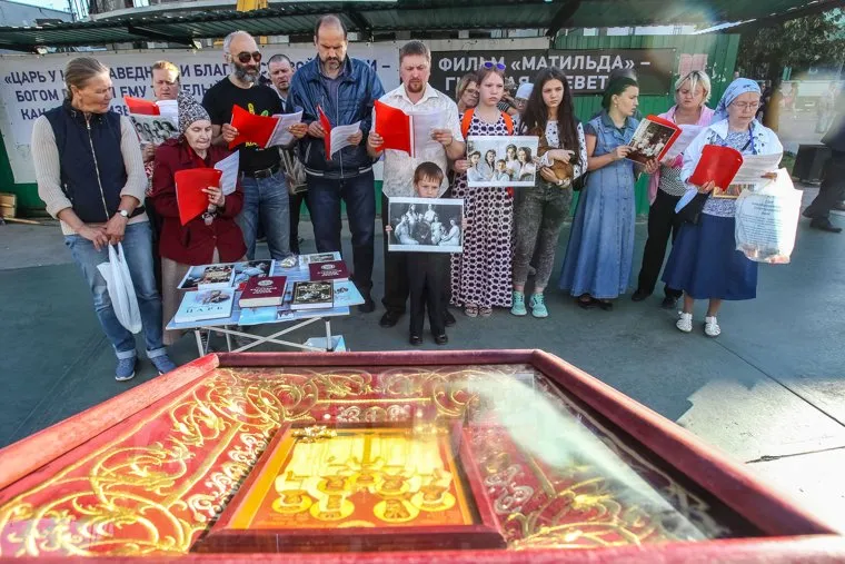 Митинг против фильма Алексея Учителя "Матильда". Тюмень, сбор подписей, молитва, акафист, протест матильда