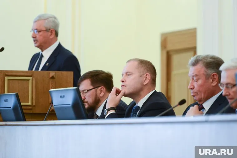 Владимир Мякуш (слева) поручил Константину Захарову (сидит слева) и Анатолию Брагину (сидит справа) доложить о причинах проигрыша кандидатов в их МКС