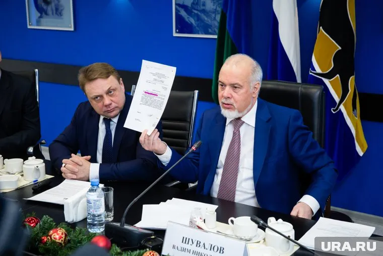 Мэр Сургута Вадим Шувалов принес на пресс-конференцию доказательство, что в РКЦ отказались от комиссии