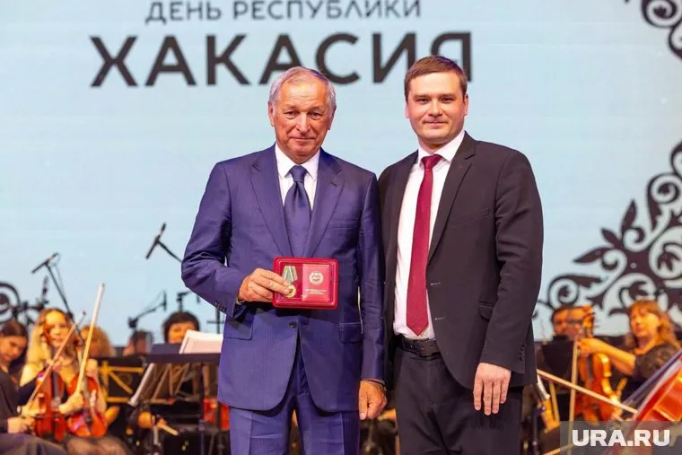 Константин Струков (слева) получил орден из рук главы Хакасии Валентина Коновалова