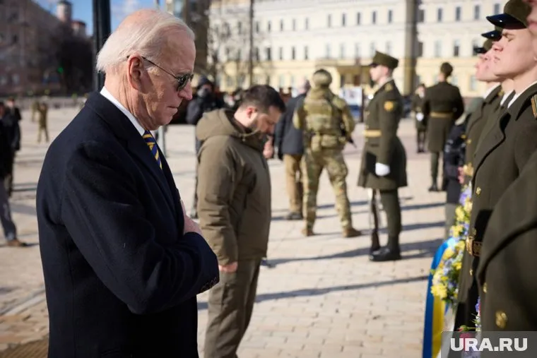 Чиновники из администрации Байдена могут принудить Киев к сделке с РФ, сказал советник Зеленского
