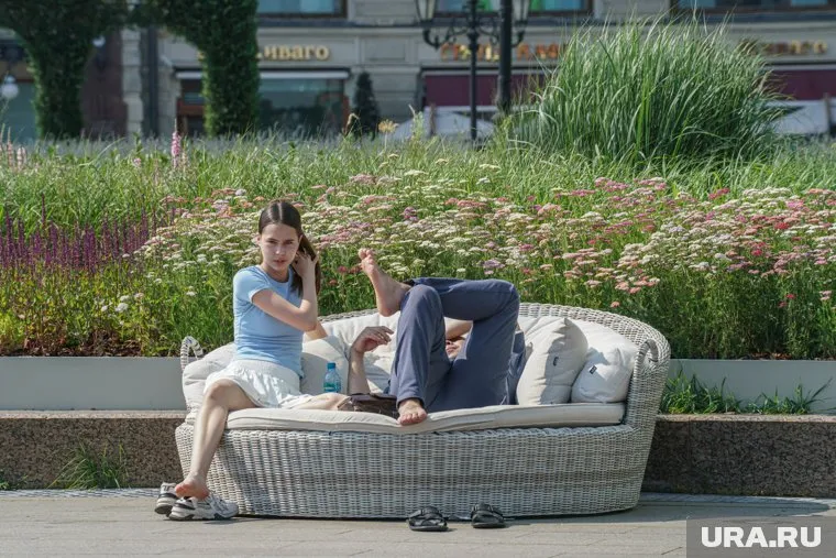  В начале июля в Москве установилась аномальная жара: столбики термометров достигли +32…+35 °C